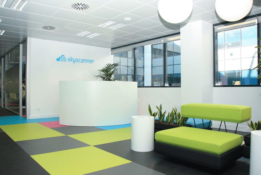 Reforma de oficinas. Cliente: Skyscanner. Predominan los colores verde y gris.